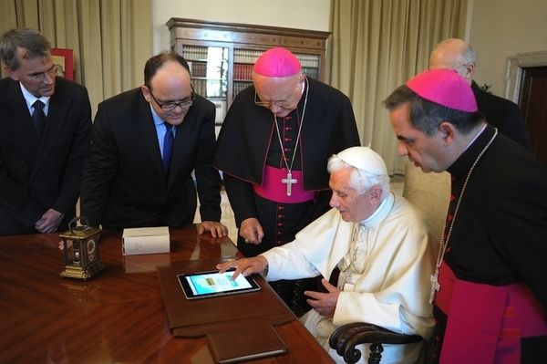 anche il Papa “cinguetterà”: nuovo account twitter per @Benedetto XVI